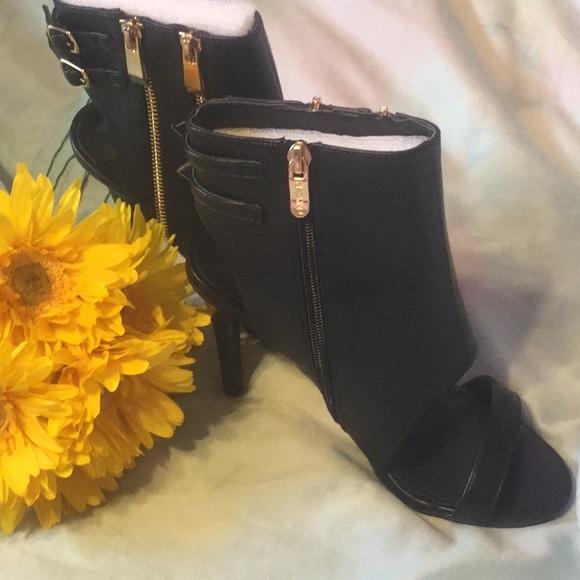 BLACK DOUBLE GOLD ZIPPER DETAILED BOOTIE HEELS - Picture 7 of 8